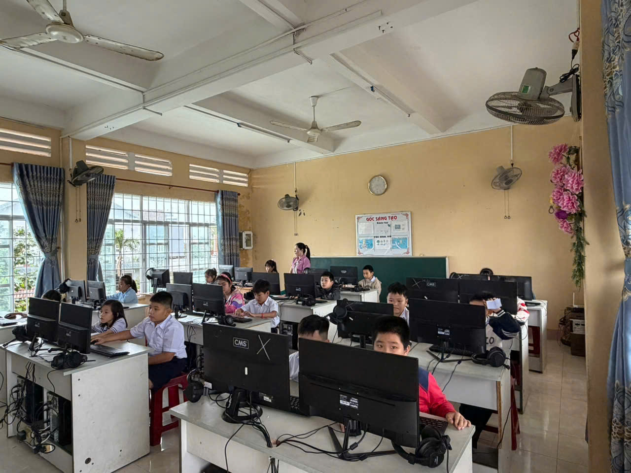 HÌNH ẢNH TỔ CHỨC THI SÂN CHƠI TRẠNG NGUYÊN TIẾNG VIỆT CẤP TRƯỜNG-SƠ KHẢO NĂM HỌC 2025-2026 HÌNH ẢNH TỔ CHỨC THI SÂN CHƠI TRẠNG NGUYÊN TIẾNG VIỆT CẤP TRƯỜNG-SƠ KHẢO NĂM HỌC 2025-2026